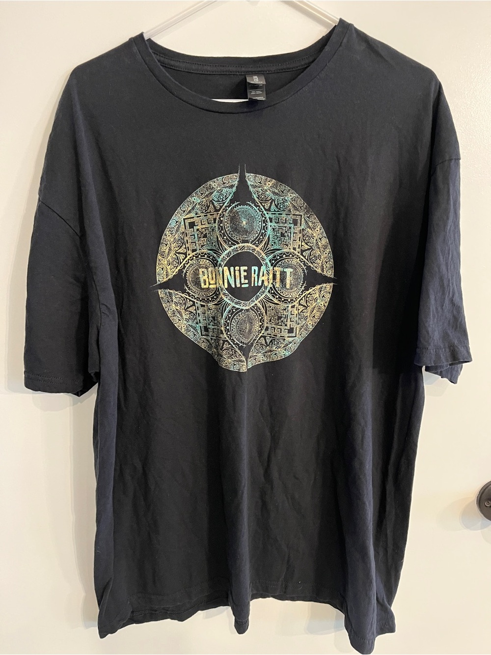 Women’s size XL Gildan Bonnie Raitt Tee Shirt